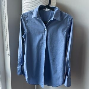 Everlane Oxford light blue button down shirt. Size 00.